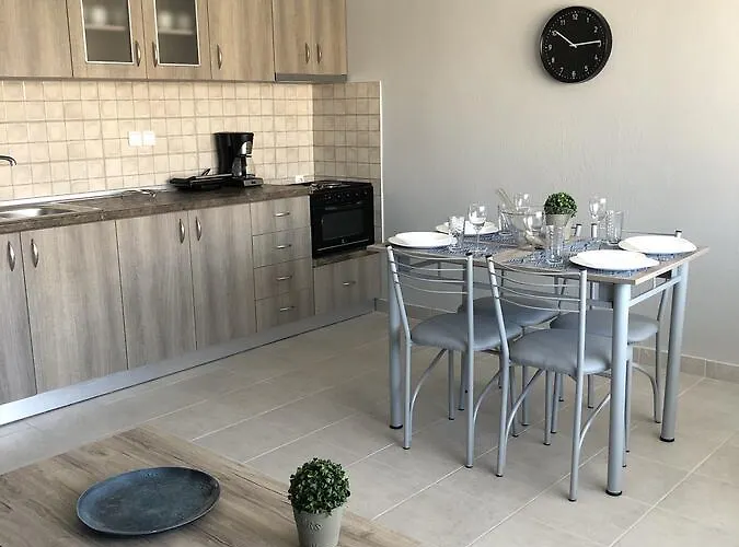 아파트 Central Apartment